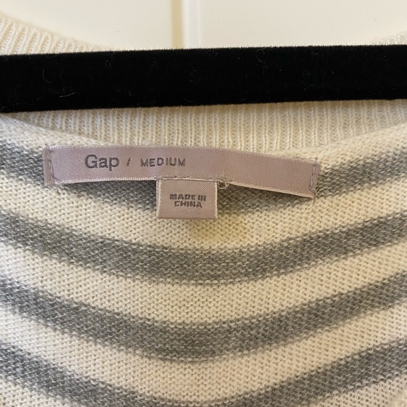 Grey and white striped Gap sweater - Picture 5 of 5